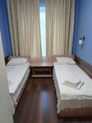 Отель Solar Кропивницкий Бюджетный двухместный номер с 2 отдельными кроватями-1